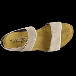 Women Naot Travel-Aisha