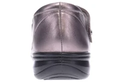 Women Revere Standard|Wide-Geneva