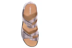 Women Revere Standard|Wide-Geneva