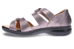 Women Revere Standard|Wide-Geneva