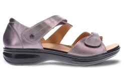 Women Revere Standard|Wide-Geneva