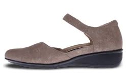 Women Revere Standard|Wide-Osaka